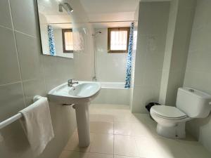 Bilik mandi di Apartamentos Oropesa Primera Línea 3000