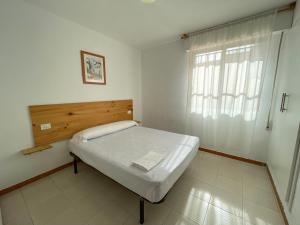 オロペサ・デル・マールにあるApartamentos Oropesa Primera Línea 3000の窓付きの部屋にベッド付きのベッドルーム1室があります。