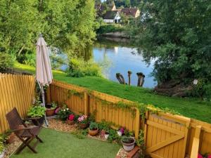 an umbrella and some plants and a river at 3 Bed in Bewdley 93837 in Bewdley