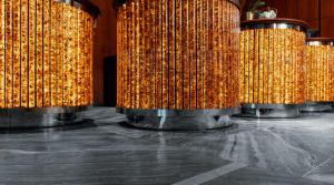 un bouquet de lumières dorées dans une pièce dans l'établissement Radisson Hotel & Suites, Gdansk, Wyspa Spichrzów, à Gdańsk