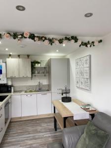 Dapur atau dapur kecil di SNOWDON LODGE - GLAN GWNA HOLIDAY PARK CAERNARFON - Luxury Family Lodge