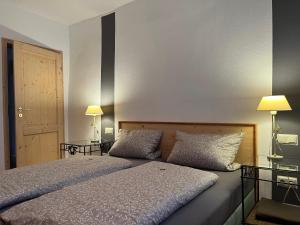 Un pat sau paturi într-o cameră la Hotel Weinstube am Markt