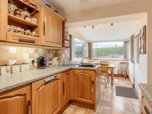 Virtuvė arba virtuvėlė apgyvendinimo įstaigoje 3 Bed in Portinscale 93949