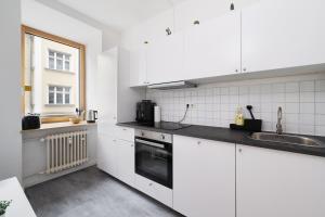 A kitchen or kitchenette at Grand Apartment close to the Isar and Citycenter