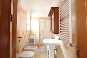 a bathroom with a toilet and a sink at Villetta con patio e giardino in Gallipoli