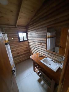 un baño con lavabo y espejo en Complejo AIKA - Balneario Marisol - Oriente, en Balneario Oriente