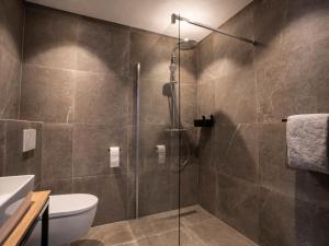 La salle de bains est pourvue d'une douche et de toilettes. dans l'établissement Parade Elluf, à Venlo