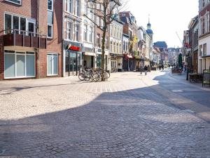 a cobblestone street with bikes parked on the sidewalk at Parade Elluf in Venlo