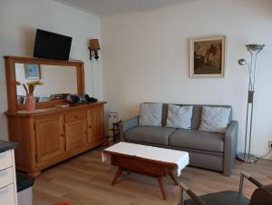 un soggiorno con divano e tavolo di Aldenhof Appartementen a Maastricht