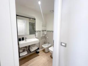 uma casa de banho com um lavatório e um WC em Hotel Giappone em Florença