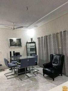 a living room with a dining room table and chairs at Élégante villa avec cour privée in Lomé