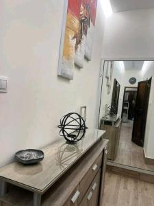 La salle de bains est pourvue d'un comptoir avec un lavabo et un miroir. dans l'établissement Élégante villa avec cour privée, à Lomé