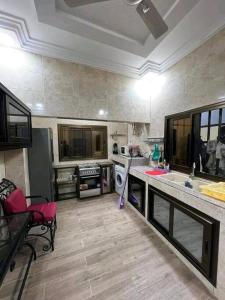 cocina con fregadero y encimera en Élégante villa avec cour privée en Lomé