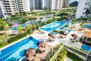 an overhead view of a swimming pool with umbrellas at Loft Ilha Pura in Rio de Janeiro