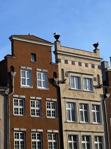 dos edificios altos de ladrillo uno al lado del otro en Royal Attic Luxury Gdansk Old Town, en Gdansk