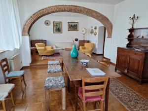 シエナにあるLe case del conventino di Marcianoのリビングルーム(木製テーブル、椅子付)