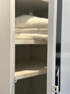 Hostel Alicante客房内的一张或多张双层床