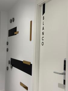 阿利坎特的住宿－Hotel Alicante，带有黑白字样的标志的门