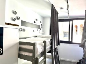 1 dormitorio con 2 literas y ventana en Hotel Alicante, en Alicante