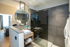 ein Bad mit einem Waschbecken und einem Spiegel in der Unterkunft Hotel Böhlerstern in Kapfenberg