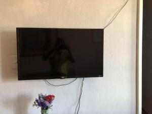 TV a/nebo společenská místnost v ubytování Tamboleiros Hotel & Hostel