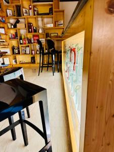 een kamer met een schilderij aan een muur en stoelen bij Leone de Castris Wine Hotel in Salice Salentino