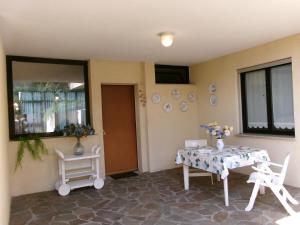 - une salle à manger avec une table et deux chaises dans l'établissement Residance Park, à Grignano