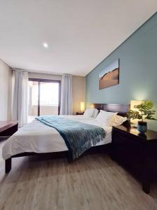 Un dormitorio con una cama grande y una ventana en Camere da Letto- Hotel-On-The Beach Self Catering, en Swakopmund