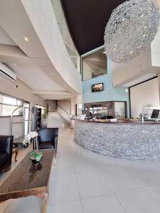 un vestíbulo con un bar en un edificio en Camere da Letto- Hotel-On-The Beach Self Catering, en Swakopmund