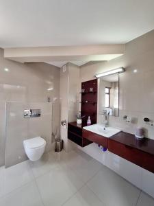 y baño con aseo, lavabo y espejo. en Camere da Letto- Hotel-On-The Beach Self Catering, en Swakopmund
