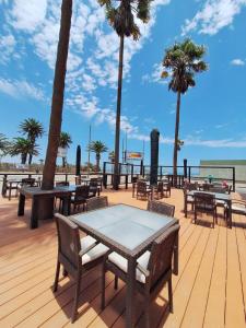 מסעדה או מקום אחר לאכול בו ב-Camere da Letto- Hotel-On-The Beach Self Catering