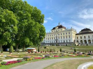 a building with a garden in front of it at BackHome - Fantastische Schlosslage, SmartTV, Waschtrockner, Netflix, 50qm, 24h Checkin - Apartment 3 in Ludwigsburg