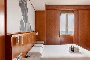 - une chambre avec un lit et une fenêtre dans l'établissement B&B Hotel Modena, à Modène