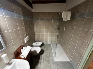 La salle de bains est pourvue d'une douche, de toilettes et d'un lavabo. dans l'établissement Agriturismo San Giuseppe, à Gattatico