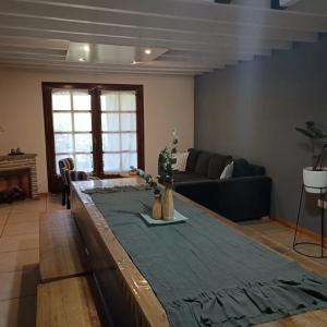 uma sala de estar com uma mesa e um sofá em los sauces em Suipacha