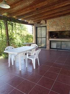 een witte tafel en 2 stoelen op een patio bij los sauces in Suipacha