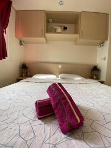 Een bed of bedden in een kamer bij Vacation house near a creek in Zadar county/Lika