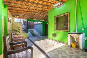 a green room with a staircase and a green wall at Casa em Araçatiba - Maricá RJ in Maricá