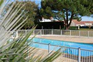 Bazén v ubytovaní Charmant Duplex Quartier La Pironnière aux Sables dOlonne - 6 pers alebo v jeho blízkosti
