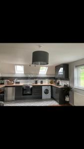 una cucina con lavandino e piano cottura di The Annex at Kronstad a Stroud
