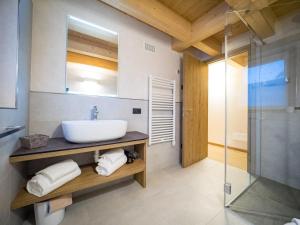 uma casa de banho com um lavatório e um chuveiro em Chalet Dolce Vita em Livigno