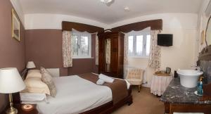 1 dormitorio con 1 cama y lavamanos. en Stockghyll Cottage, en Bowness-on-Windermere