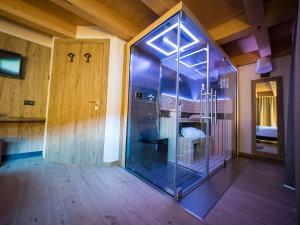 um elevador de vidro vazio num quarto com uma porta em Chalet Dolce Vita em Livigno