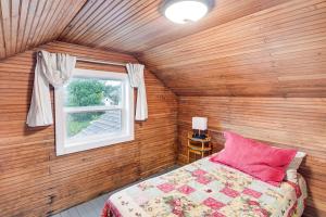 Katil atau katil-katil dalam bilik di Blackberry Cottage with Yard Near Westport and Beach