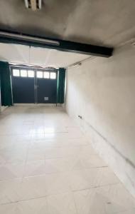 una stanza vuota con una porta e un pavimento piastrellato di Maison entière équipée 220m2 a Clamart