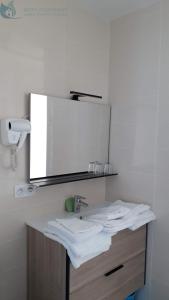 La salle de bains est pourvue d'un lavabo et d'un miroir. dans l'établissement Calme et Central à Jonzac, à Jonzac