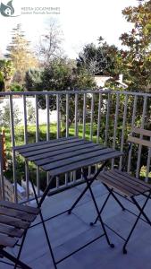 - une table de pique-nique et 2 chaises sur la terrasse dans l'établissement Calme et Central à Jonzac, à Jonzac