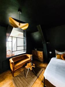 1 dormitorio con 1 cama y 1 sofá en Domaine Le Clos de la Source - Petit déjeuner buffet, en Montrichard