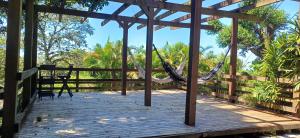 una terraza con 2 hamacas en una valla en Casa próxima à lagoa en Florianópolis