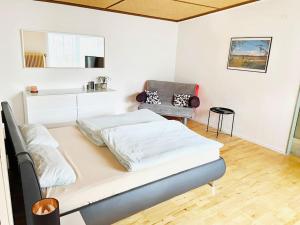 Ένα ή περισσότερα κρεβάτια σε δωμάτιο στο FeWo - Waldrand-Lage mit Garten, Grill & Parkplatz